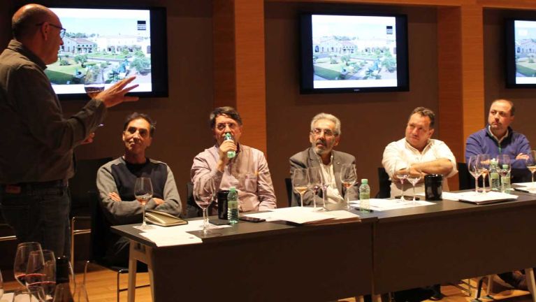 una-gran-cata-de-variedades-autoctonas-espanolas-a-cargo-de-toni-sarrion-presidente-de-la-asociacion-grandes-pagos-03